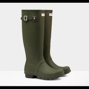 Tall Hunter Rain Boots Size 6 - olive green